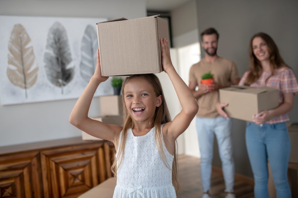 Familia preparando cajas para una mudanza internacional
